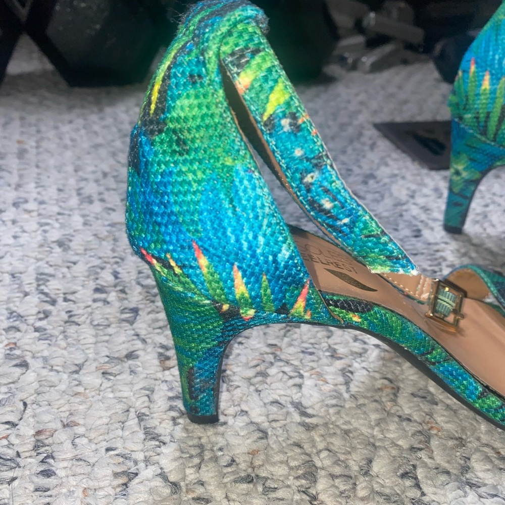 Cute floral open toe short heels! - Picture 4 of 5